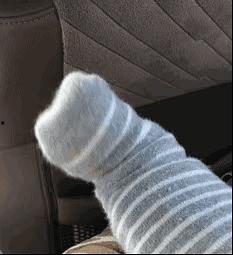 脚扭伤的表情包图片