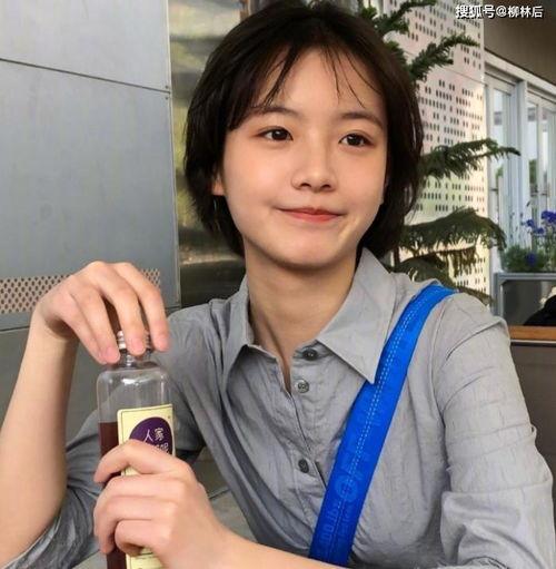 李庚希的背景,从平凡女孩到影视新星，她的成长之路